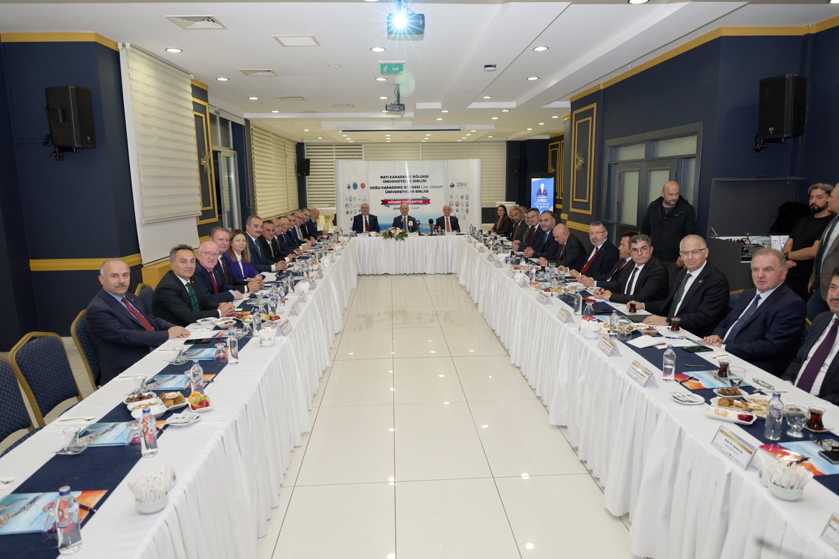 erolozvar's tweet photo. Doğu Karadeniz Bölgesi Üniversiteler Birliği (ÜNİ-DOKAP) ve Batı Karadeniz Bölgesi Üniversiteler Birliğinin Sinop Üniversitesinin ev sahipliğinde düzenlenen ortak toplantısında rektörlerimizle bir araya geldik.

Üniversitelerimizin kendi kurumsal sınırlarının ötesine geçerek akademik birikimlerini, araştırma imkânlarını ve tecrübelerini ortak hedefler doğrultusunda değerlendirmelerini önemsiyoruz. İyi uygulama örneklerinin paylaşılması, farklı alanlardaki uzmanlıkların birbirini tamamlaması ve proje odaklı iş birliklerinin geliştirilmesi, üniversitelerimizin akademik niteliğini ve bilimsel üretim gücünü ileriye taşıyacaktır.

Karadeniz'in kendine özgü ekonomik, çevresel ve toplumsal dinamikleri, üniversitelerimiz için önemli bir ortak çalışma alanı sunuyor. Bu birliklerin kısa vadede somut araştırma projelerinin geliştirilmesine, orta ve uzun vadede ise üniversitelerimizin araştırma kapasitesinin yükselmesine ve bölgesel kalkınmaya kalıcı katkılar sağlayacağına inanıyorum.

ÜNİ-DOKAP Dönem Başkanı Sinop Üniversitesi Rektörümüz @ProfDrSTasdemir ve Batı Karadeniz Bölgesi Üniversiteler Birliği Dönem Başkanı Kastamonu Üniversitesi Rektörümüz @A_H_Topal nezdinde toplantıya katılan tüm rektörlerimize teşekkür ediyorum.