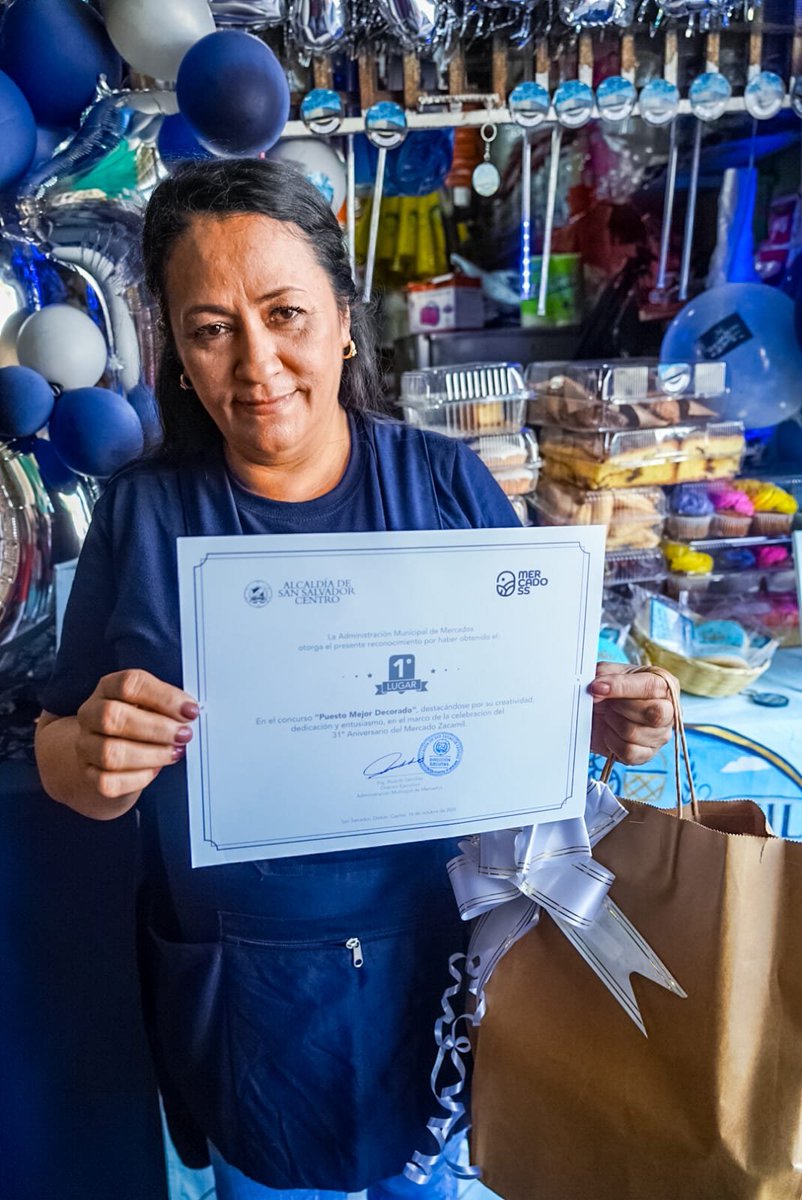 Prensa_SSCentro's tweet photo. Durante la mañana, los asistentes disfrutaron de dinámicas, premios y reconocimientos a las más creativas decoraciones en el recinto. La Comuna Central reconoció además a las usuarias con más trayectoria por su dedicación y compromiso. https://t.co/0GbydvJ7dx