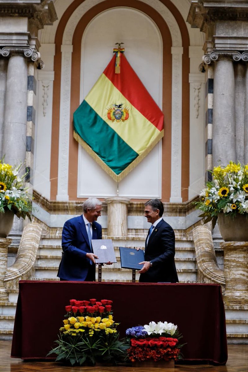 Rodrigo_PazP's tweet photo. Con el @PresidenteKast firmamos acuerdos que se traducen en oportunidades para nuestra gente. 🇧🇴🤝🇨🇱

En comercio, el ACE N.º 22 es el acuerdo que define cómo compramos y vendemos productos con Chile y qué aranceles se pagan. Fijamos la ruta para modernizarlo, ampliar las preferencias arancelarias y mejorar las reglas de origen y las medidas sanitarias y fitosanitarias.

Con un corredor de fibra óptica conectado al cable Humboldt, que viene desde Asia y Oceanía hasta Chile, Bolivia podrá convertirse en un centro de distribución de internet y datos hacia Brasil, Paraguay y otras naciones, con un internet más rápido que potenciará nuestras capacidades productivas.

En minería, firmamos un acuerdo de cooperación en minería y minerales críticos para aprovechar la experiencia chilena y hacer crecer nuestro sector minero. En energía, acordamos una hoja de ruta para la interconexión eléctrica, un paso hacia nuestro objetivo de que Bolivia sea el nodo energético de Sudamérica.

Bolivia no renuncia a su historia, a sus derechos ni al diálogo, Bolivia piensa en su futuro. Si a Bolivia le va bien, a Chile le va bien.