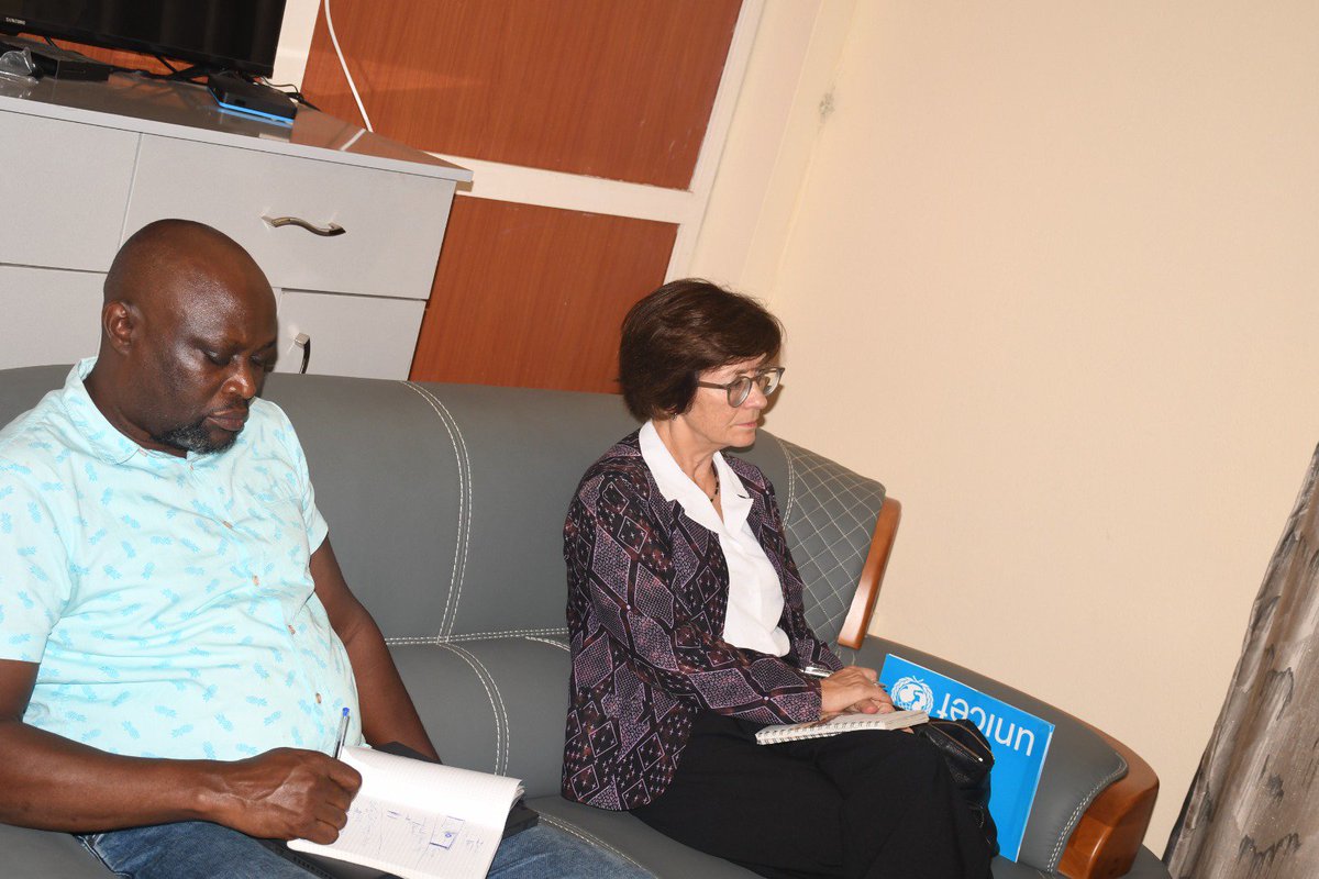 MinCoMedia's tweet photo. En cette matinée du 16 octobre 2026, le Ministre du @MinCoMedia, Ambassadeur @ButoyiEvelyne, a reçu en audience la Représentante de l'@UNICEF_Burundi, Madame @FranceBegin2. Elle était venue lui présenter ses adieux à la fin de son mandat. La Représentante de l'@UNICEF_Burundi a tenu à souligner sa satisfaction d'avoir bien collaboré avec les autorités burundaises, mais surtout d'avoir rencontré une population si accueillante, ainsi que des autorités aussi disponibles à chaque fois qu'elles sont sollicitées. Le Ministre a remercié, de son côté, la Représentante pour les projets réalisés ensemble, notamment l'enquête CAP sur les changements climatiques au Burundi, ainsi que l'élaboration et la mise en place des outils sur les Pratiques Familiales Essentielles. Elle a souhaité une continuité avec son successeur, avec la vulgarisation de ces outils, mais également d'œuvrer ensemble pour la mise en place d'une stratégie de protection des enfants en ligne.