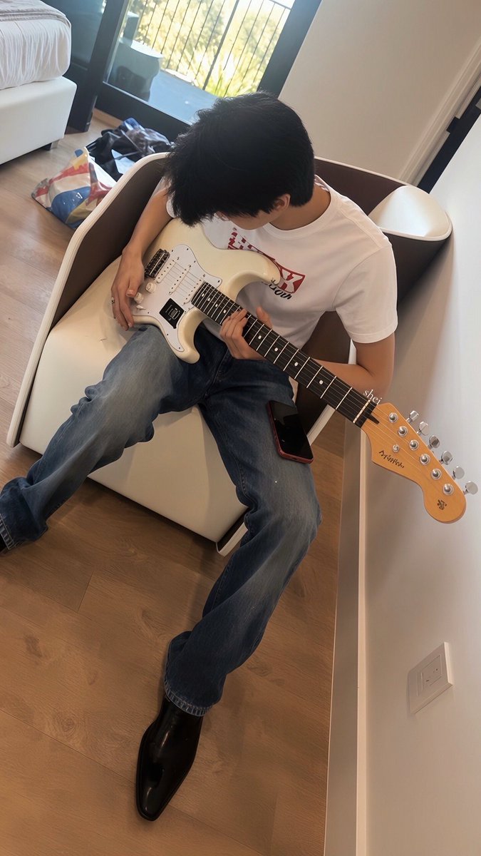 86cwjm's tweet photo. when your kpop idol is such a cool guitarist https://t.co/hmdzIftigQ