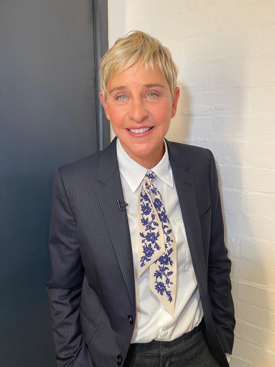 EllenD_world's tweet photo. Simply stunning! 😍🔥 
Ellen DeGeneres looking effortlessly elegant ahead of her appearance on The Graham Norton Show.

Makeup: amanda.grossman using kindscience
Hair: jamesrowehair /IG

Ellen was also spotted wearing the Summer Lotus Tie Band by Loro Piana.

📸 amanda.grossman https://t.co/3yB6Os16VB