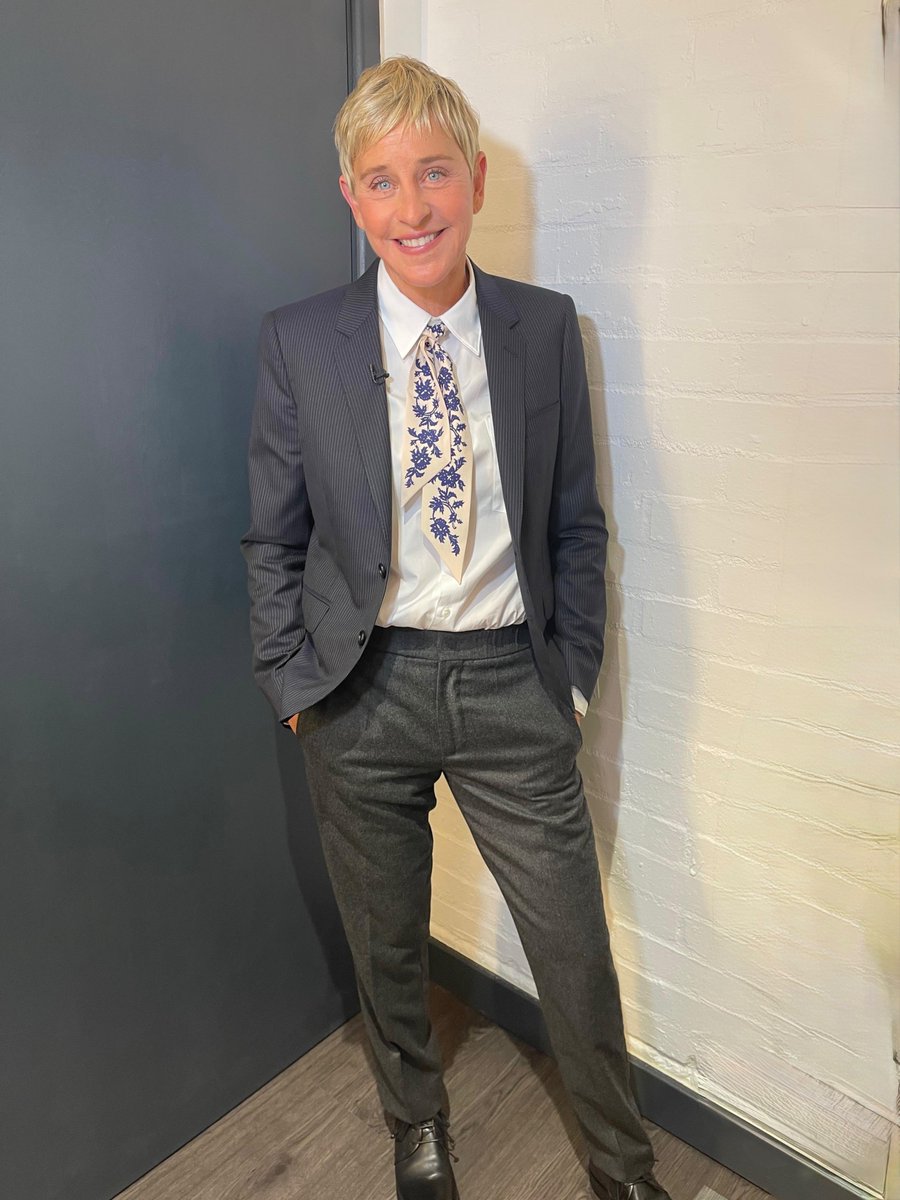 EllenD_world's tweet photo. Simply stunning! 😍🔥 
Ellen DeGeneres looking effortlessly elegant ahead of her appearance on The Graham Norton Show.

Makeup: amanda.grossman using kindscience
Hair: jamesrowehair /IG

Ellen was also spotted wearing the Summer Lotus Tie Band by Loro Piana.

📸 amanda.grossman https://t.co/3yB6Os16VB