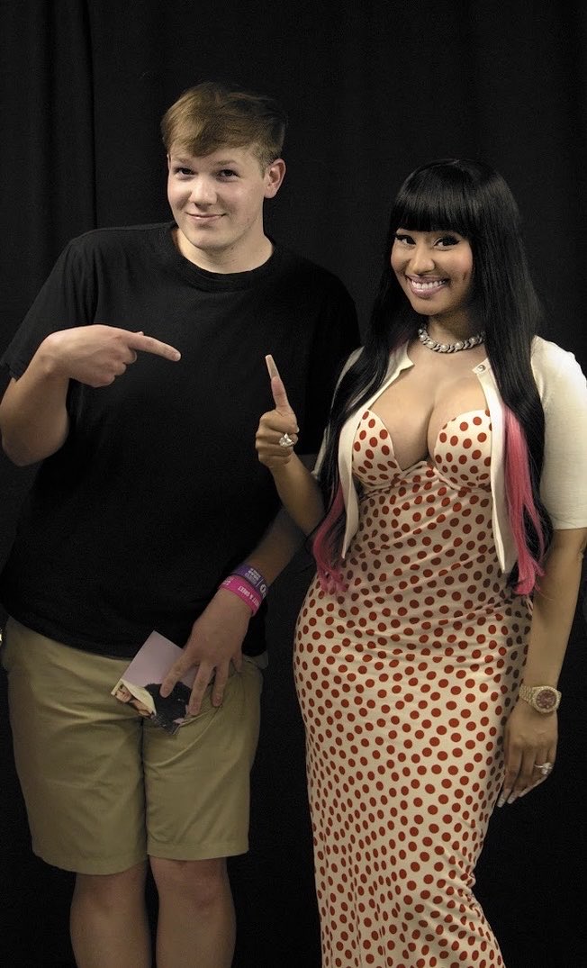 bubbadangerous's tweet photo. Love you so much!!! @NICKIMINAJ #NickiMeetAndGreet 😭🎀💞🫶🏻💕 https://t.co/zabrtDylJ5