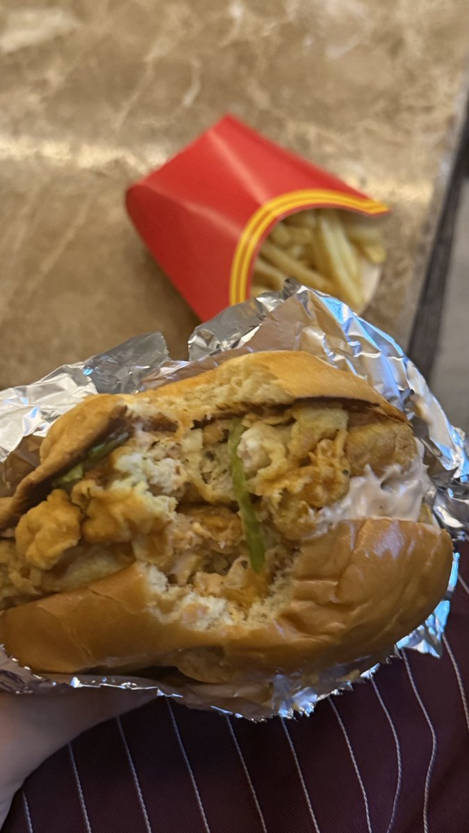 Wmij9r's tweet photo. جايبه اكل وقاعدة اتابع ذبات السعوديات والكويتيات بدال مسلسلي😋 المهم بنات أدعو السعرات الحرارية تنحرق عشان ما اصير عفراء وميرا https://t.co/SNFaZjVRSj