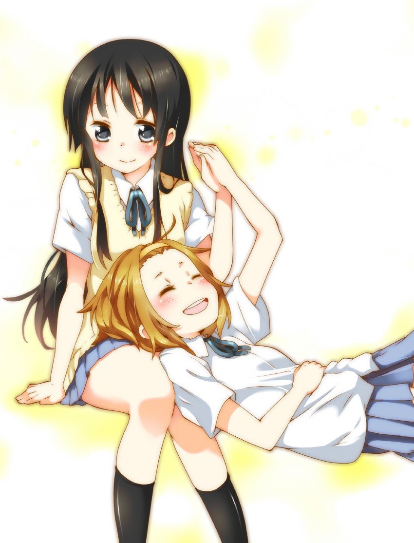 ritsulover06's tweet photo. mio = ritsu pillow https://t.co/eqPTNjHc6X