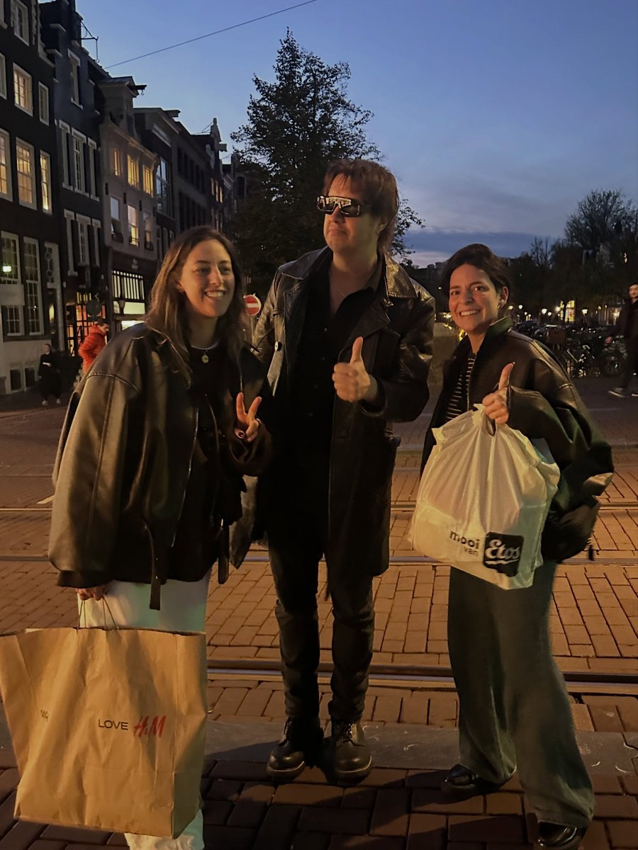 casablancasfcbr's tweet photo. 📸 QUERIDO! Julian Casablancas com duas fãs que encontraram ele andando pelas ruas de Amsterdã essa semana.

Obs.: ele colocando o óculos só pra tirar foto, eu não aguento 😭

©️ @/maya.apple no IG https://t.co/qYWsEC4Gw7