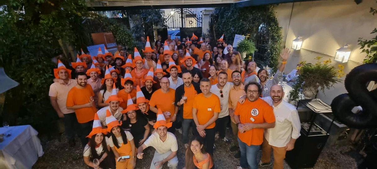 AlaudaIng's tweet photo. Ya tenemos 18 años (y un poco). Ayer lo celebramos como nos gusta, al modo #Alauda. Naranjismo con sus cuatro patas: Innovacionismo, Peruanismo, Gaditanismo y Disyoqueísmo. 
Inolvidable.

#SiempreHayUnCaminoNaranja https://t.co/LHR9B0qSy2