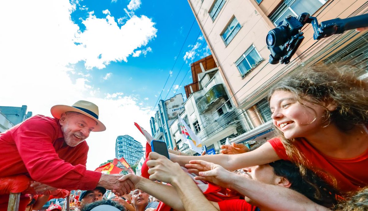 LulaOficial's tweet photo. JUIZ DE FORA TOMOU AS RUAS! ❤️🔥🇧🇷 

Lindo ver essa multidão de mineiros e mineiras mostrando a força de quem acredita em um Brasil cada vez melhor!  

Obrigado por tanto carinho, pela confiança e por essa energia que nos dá ainda mais força para seguir lutando!

É 13!

📸 @ricardostuckert
