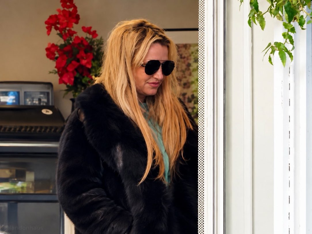 Oops43707851's tweet photo. Skinny ✅️
Nails done ✅️
Paparazzi pic ✅️
Young face card ✅️
Classy 2020s look ✅️

Britney is rising again https://t.co/5ny4g2as48