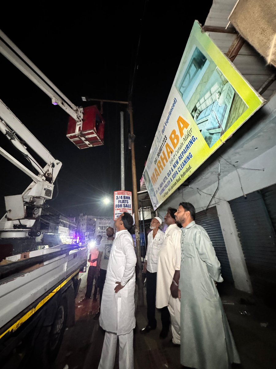 ZafarCorporator's tweet photo. On the Instructions of @aimim_national #President @asadowaisi sb &amp; @Md_MajidHussain sb,

#Tonight @ZafarCorporator along with #Primary Unit #Presidents accompanied by GHMC Electrical team Monitored Replacing of Faulty Street Lights  in Mallepally Division.. https://t.co/UwYTCwZz7R