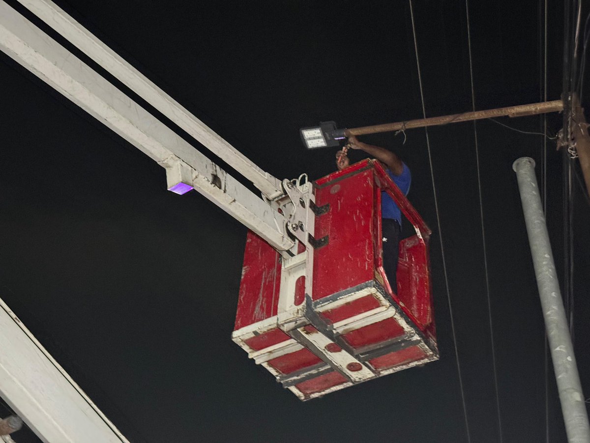 ZafarCorporator's tweet photo. On the Instructions of @aimim_national #President @asadowaisi sb &amp; @Md_MajidHussain sb,

#Tonight @ZafarCorporator along with #Primary Unit #Presidents accompanied by GHMC Electrical team Monitored Replacing of Faulty Street Lights  in Mallepally Division.. https://t.co/UwYTCwZz7R