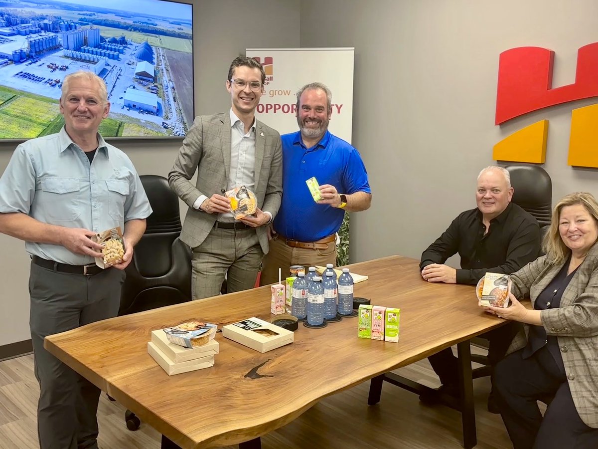LisaThompsonPC's tweet photo. A valuable meeting and tour of Hensall Co-op, showcasing the potential for innovation, investment, and expansion within Ontario’s agri-food sector. Organizations like Hensall Co-op help demonstrate how rural businesses can drive economic growth, strengthen supply chains, and create new opportunities for communities across the province.

@samoosterhoff