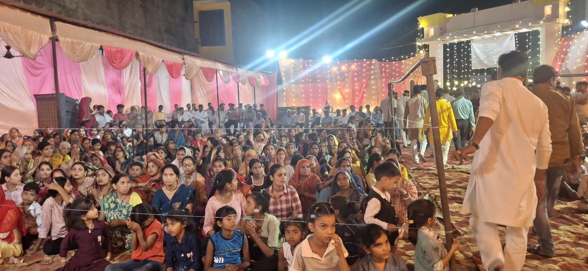 Mohitawasthi31's tweet photo. इस पावन अवसर पर क्षेत्र की सुख-समृद्धि, शांति और खुशहाली
के लिए प्रार्थना की।
आयोजक श्री डी.डी. दीक्षित जी को सफल एवं भव्य आयोजन के लिए
हार्दिक बधाई।
#JaiMataDi #DurgaJagran #AnandiVatika #DDDixit @BJPYogeshVerma #142Sadar #LakhimpurKheri https://t.co/Lwen60kX2Z