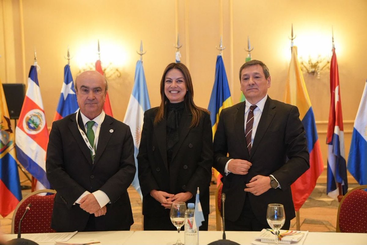 MinCapHum_Ar's tweet photo. Durante la XV Reunión Ordinaria de la Asamblea General de la Organización de Estados Iberoamericanos para la Educación, la Ciencia y la Cultura (OEI), presidida por la ministra de Capital Humano y presidenta del Consejo Directivo del organismo, Sandra Pettovello, se aprobó por unanimidad a Perú como sede de la próxima Asamblea General en 2030. Fue en el marco del cierre de la presidencia pro tempore argentina del Consejo Directivo, ejercida durante los últimos cuatro años.

Para finalizar, Pettovello y Mariano Jabonero, secretario general saliente de la OEI, firmaron resoluciones oficiales.

@JMilei
@oeidigital