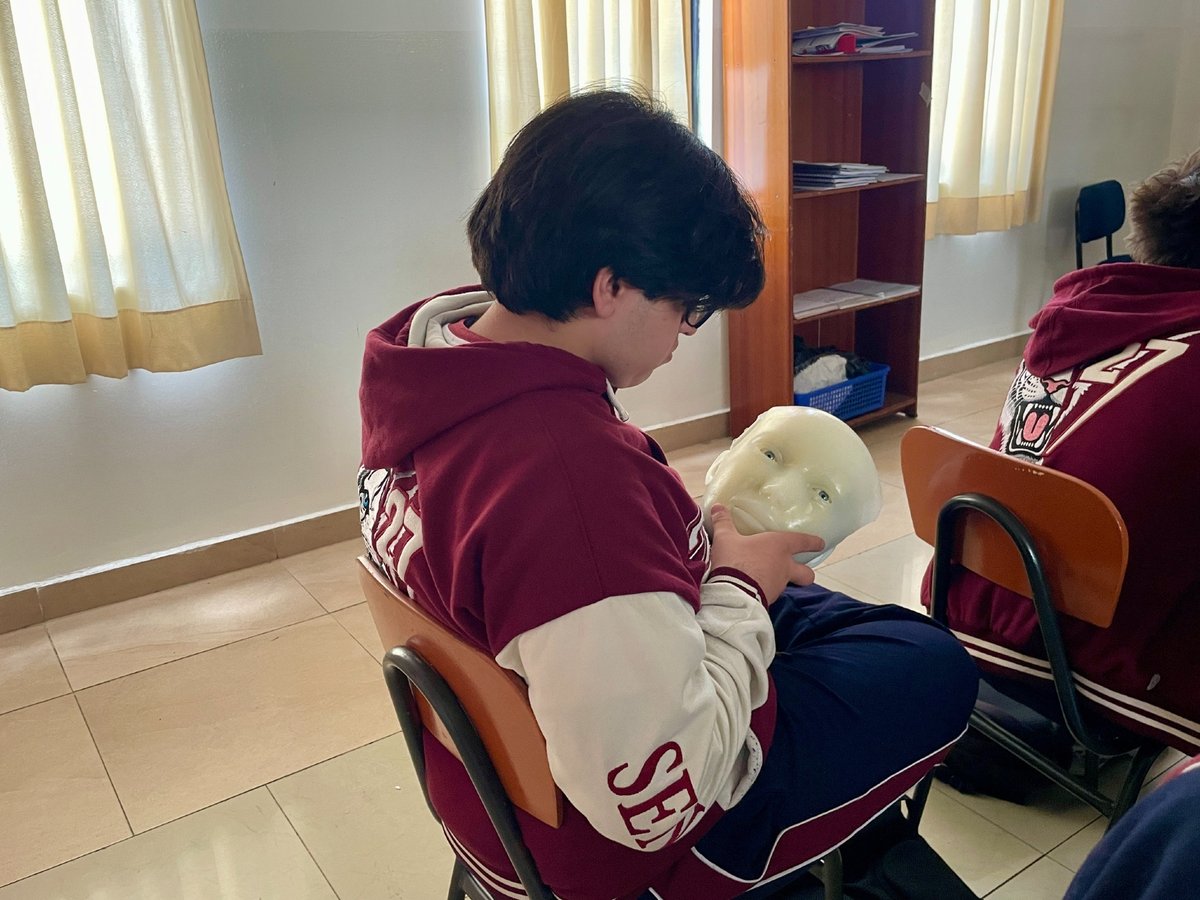 uees_ec's tweet photo. 🤖 La innovación y la inteligencia artificial acercan el futuro a las nuevas generaciones.

La UEES llevó a cabo la capacitación “Robots Humanoides con Inteligencia Emocional: El Futuro de la Interacción Humano-Robot”, dirigida a estudiantes del Colegio ISM en #Quito.

La jornada estuvo a cargo del Ing. Marco Sotomayor, MSc, docente de la UEES y director del proyecto de investigación Robot Humanoide Realista, de la Facultad de Ingeniería, Escuela de Computación. Durante la charla, abordó cómo las emociones pueden interpretarse y expresarse físicamente en robots humanoides, manteniendo la coherencia semántica y la interpretabilidad.

Desde la UEES, reafirmamos nuestro compromiso con la innovación, la investigación y la divulgación del conocimiento, impulsando experiencias educativas que acercan a los jóvenes a las tecnologías que transforman el futuro. 🚀