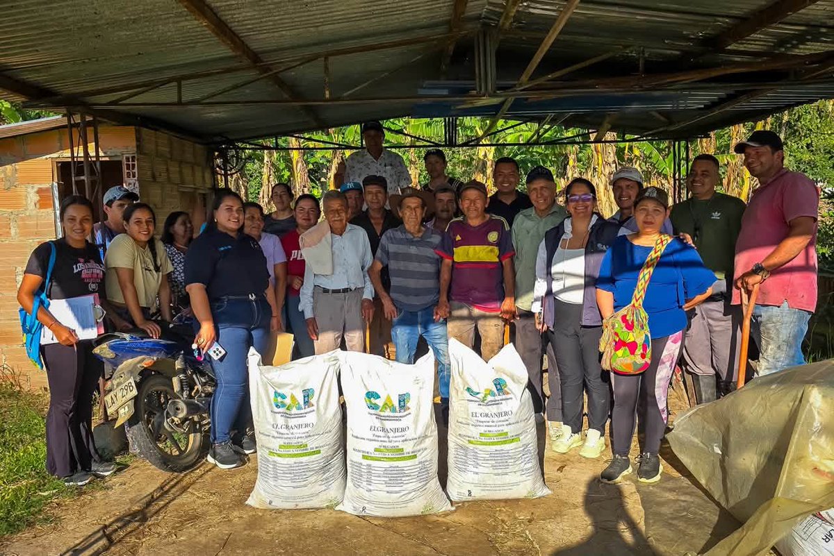 FNDCol's tweet photo. En un trabajo articulado con la @CAR_Cundi, la @CundinamarcaGob finalizó la entrega de fertilizante orgánico a 30 productores de café y plátano en la vereda Montefrío, en Chaguaní. ¡Una iniciativa que promueve prácticas agrícolas sostenibles y al fortalecimiento del campo cundinamarqués!