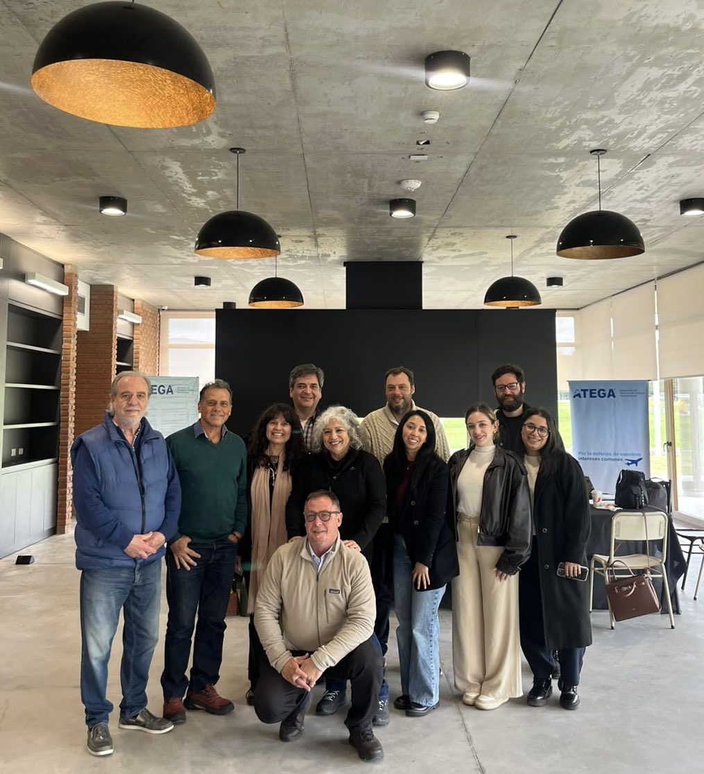_ATEGA_'s tweet photo. ✅ Se realizó la reunión plenaria del Observatorio de Transporte Aéreo y Turismo de la Universidad de Ezeiza. En la misma se trataron los estados de avance de los proyectos de investigacion y propuestas de lineas de accion para el proximo 2027📌📖 
#universidaddeezeiza #ategaaeroportuarios #ategapredio #aeropuertodeezeiza #gestiónaeroportuaria 🛫✈️