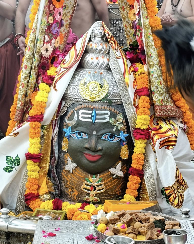 AlokTiwari9335's tweet photo. श्री महाकालेश्वर ज्योतिर्लिंग जी के आज के भस्म आरती श्रृंगार दिव्य व अलौकिक दर्शन 17.10.2026

बोलो जय श्री महाकाल बाबा 🙏🚩 https://t.co/6znAklStFc