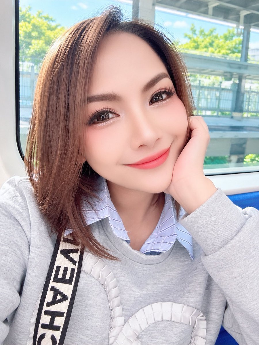 NANALADYvy's tweet photo. おはようございます☀️��

今日はちょっと甘えん坊な気分…🥰💗
たまにはこんな写真もいいかな？📸✨

今日は土曜日🌸
みんなは何して過ごすの？🤭💕

まだ新しいアカウントなので、
フォローして仲良くしてくれたら嬉しいな🫶💗

今日も素敵な一日を😘✨

#おはよう #仲良くしてください https://t.co/BDtxbFI60j