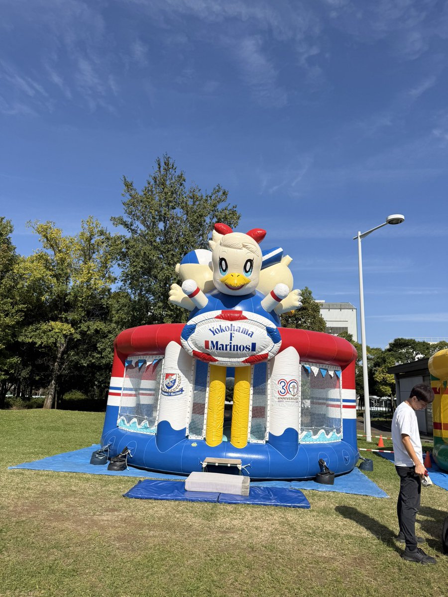 djfuumin's tweet photo. さーて！今日の第10節マリノス戦！すでに喜作は大行列！本日タッパー持参したんですが、無理ですか、コレ😂
フクアリグルメは美味しいの大行列！ストロベリー🍓バブルワッフルも気になる！
キッズパークも大充実✨&amp;パラアートシャツ、可愛い🩷実物は北1階段下で見れます✨
#jefunited https://t.co/kqnM7t3rgR