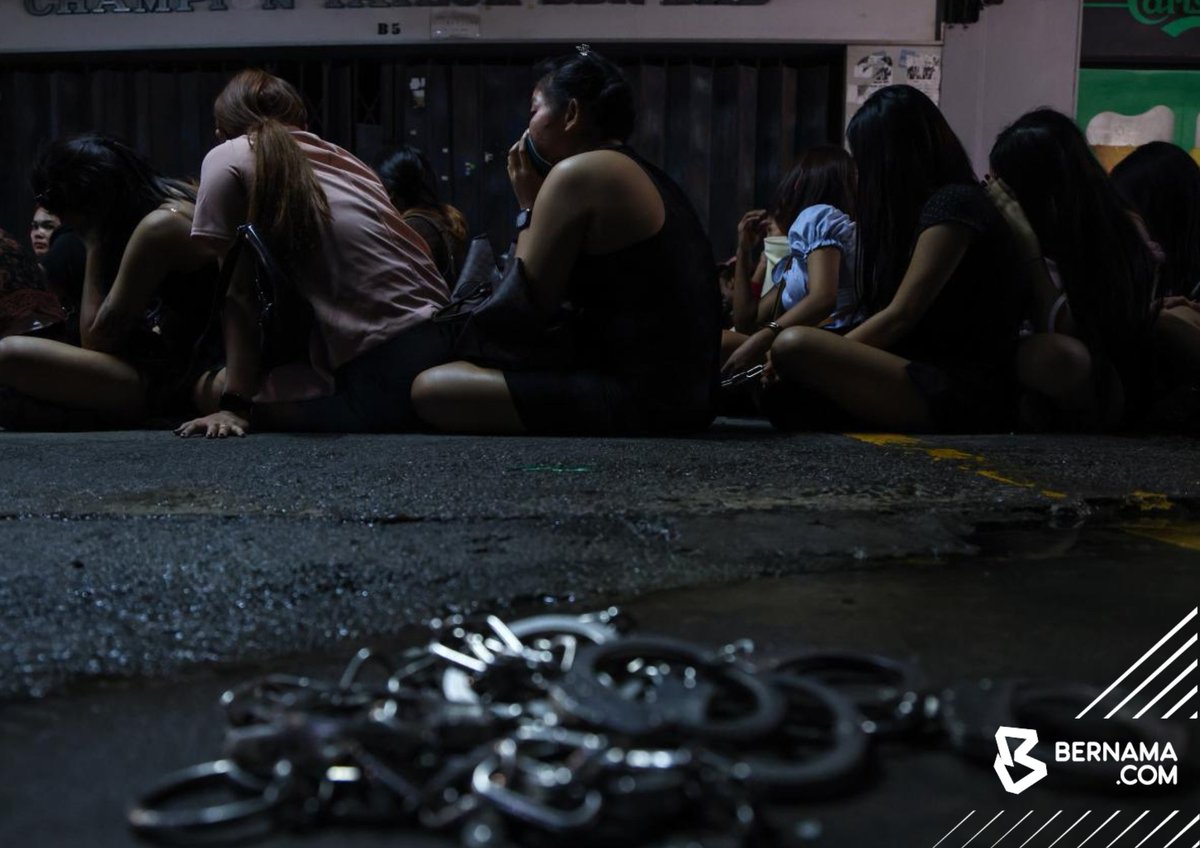 bernamadotcom's tweet photo. Dua lelaki tempatan yang ditahan dipercayai majikan dan penjaga premis hiburan berkenaan yang terletak kira-kira 10 meter dari sebuah masjid.
Berita penuh: https://t.co/UhNyPA6Z7i
📷 fotoBernama
#BernamaNews
#wargaasing https://t.co/l2SEo7eKzG