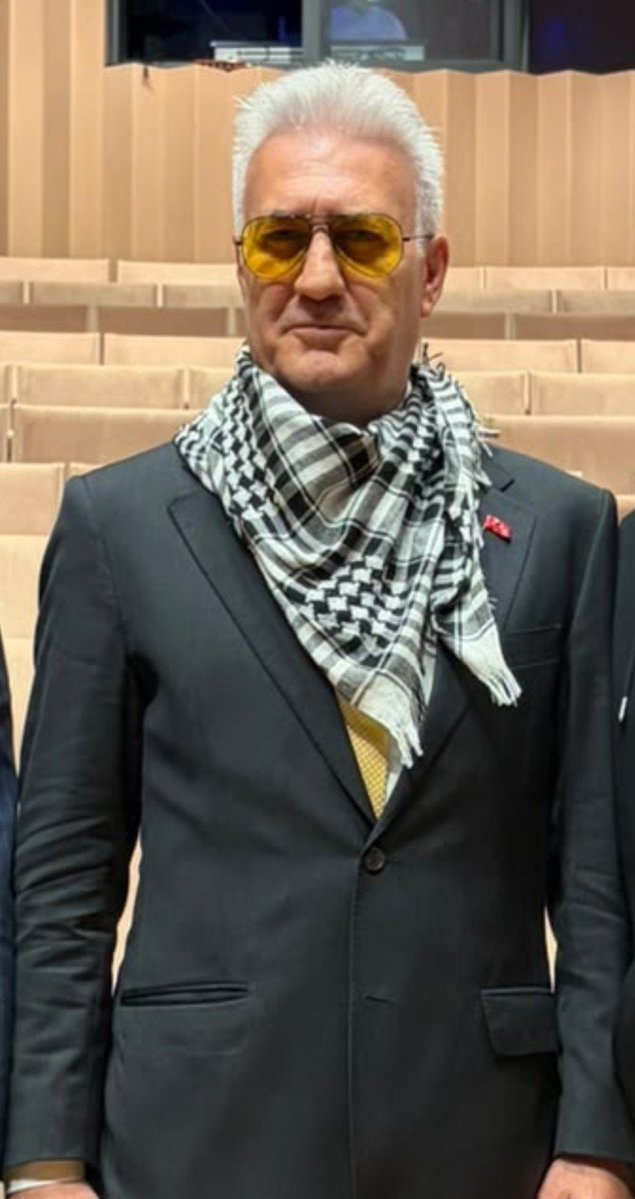 HaberVakti's tweet photo. Devlet Tiyatroları’nda bir ilk gerçekleşti. Genel Müdür Tamer Karadağlı yönetiminde ki @devtiyatro larında ilk kez Gazze, Kudüs ve Filistin temalı bir yapım sahneye taşıdı, yine ilk kez bir oyunda EZAN okundu. 
Karadağlı boynunda KEFİYE ile konuşmasını yaptı. https://t.co/W3l53SqkCL