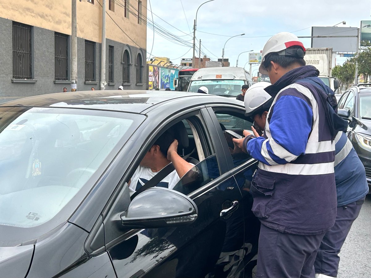 ATU_GobPeru's tweet photo. 🚌 ¡Preservamos tu seguridad a bordo!

La ATU realizó un operativo de fiscalización en Comas y Pueblo Libre, incluyendo las avenidas Sucre y Comas, para combatir el transporte informal. https://t.co/gHjrUijuyx