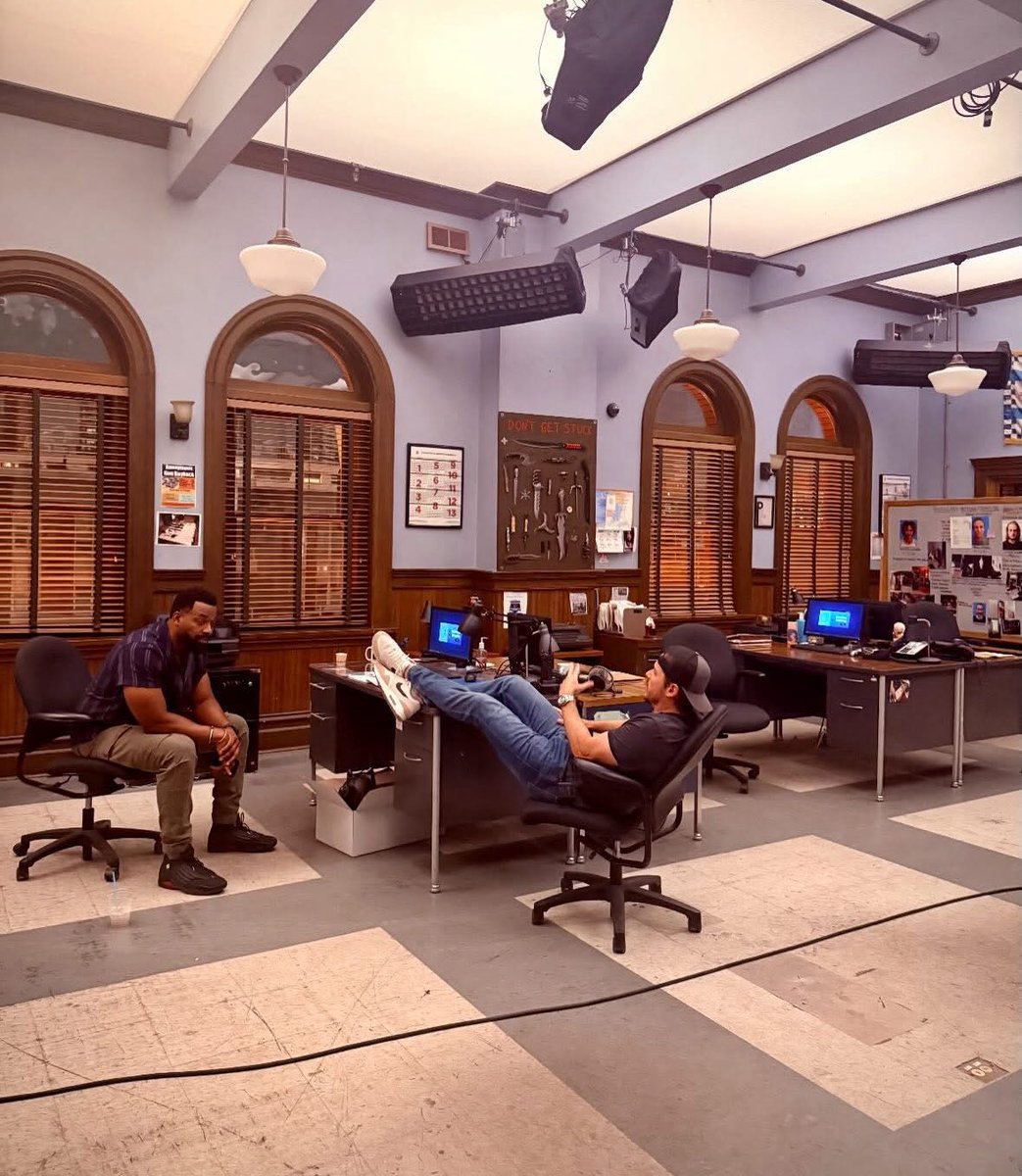 upsteadsmiracle's tweet photo. i still think it was so immensely special that jesse was the one to direct laroyce’s last episode😕 https://t.co/qdJb2zezys