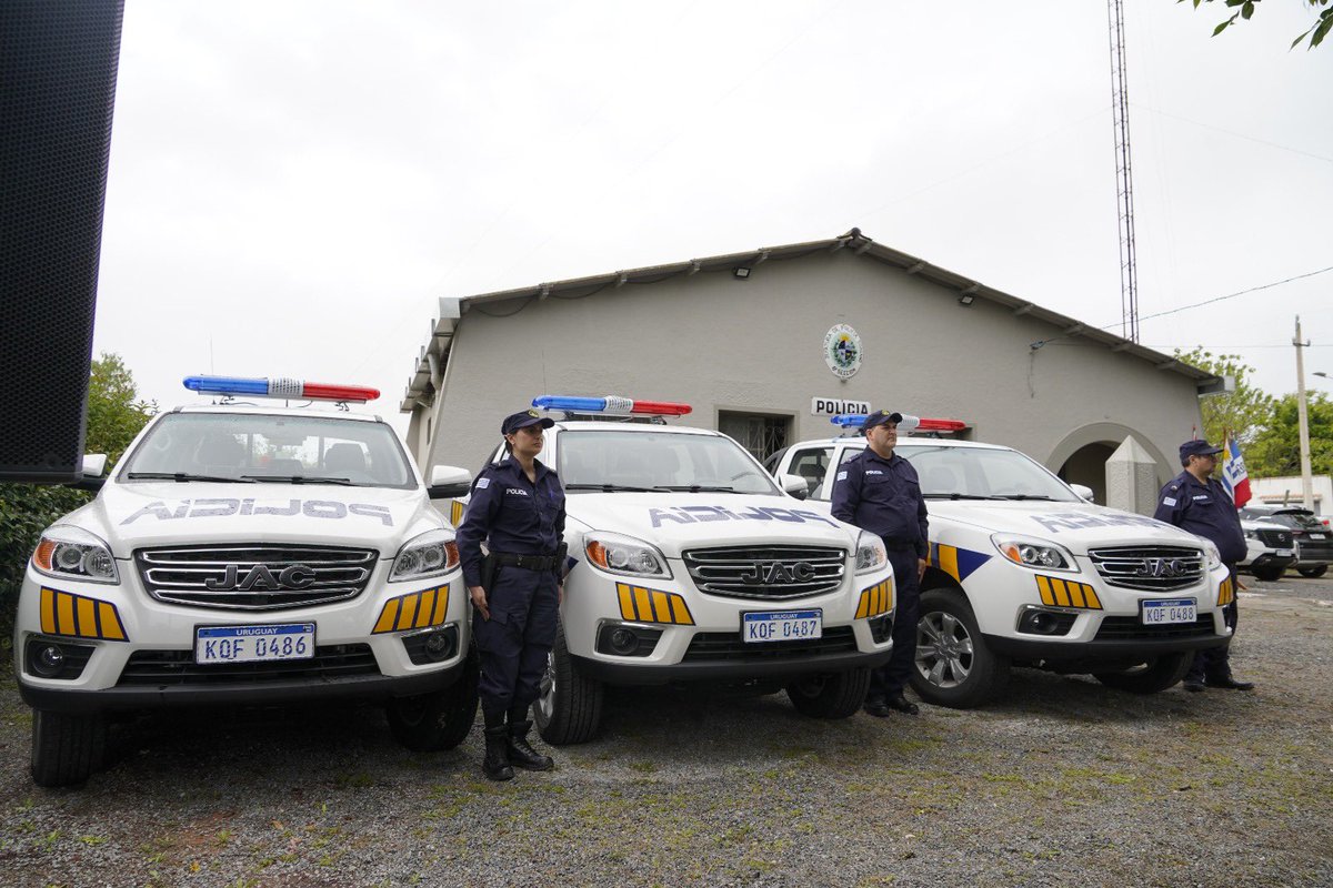 CNegro7's tweet photo. Junto al Director de la Policía Nacional, Crio. Gral. (R) José Manuel Azambuya, y al Jefe de Policía de Soriano, Crio. Gral. (R) Luis Rodríguez, inauguramos las remodeladas instalaciones de la Seccional 6.ª en Palmitas, y recorrimos las instalaciones de la seccionales 1.ª y 3.ª de Mercedes. 

Firmamos, también, un comodato con el gobierno departamental para la incorporación de camionetas a la flota policial destinadas a ampliar la capacidad de respuesta en el medio rural. 

Continuamos fortaleciendo la infraestructura, el equipamiento y los recursos humanos con el objetivo de reforzar la presencia policial en todo el país.
