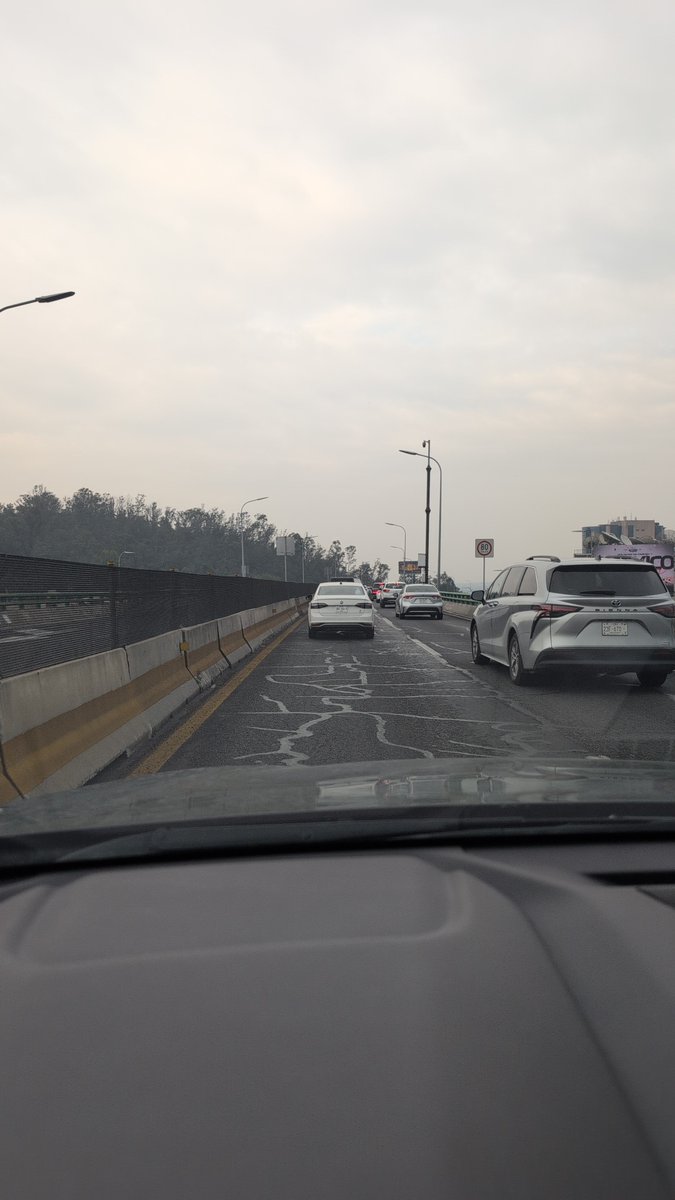 Ern0rtega's tweet photo. Tráfico detenido en el segundo piso sur desde las águilas hacia Cuernavaca 
@trafico889 https://t.co/qi537zPnbv