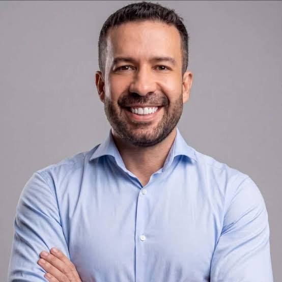 NP__Oficial's tweet photo. 🚨 ATENÇÃO l Possível virada de Lula pra cima de Flávio Bolsonaro no segundo turno pode consagrar André Janones como o maior estrategista de redes sociais do Brasil 

#DilmaSeraVingada
#HOJEEUVOUBATERPANELA https://t.co/Qmz4IG9Y8G