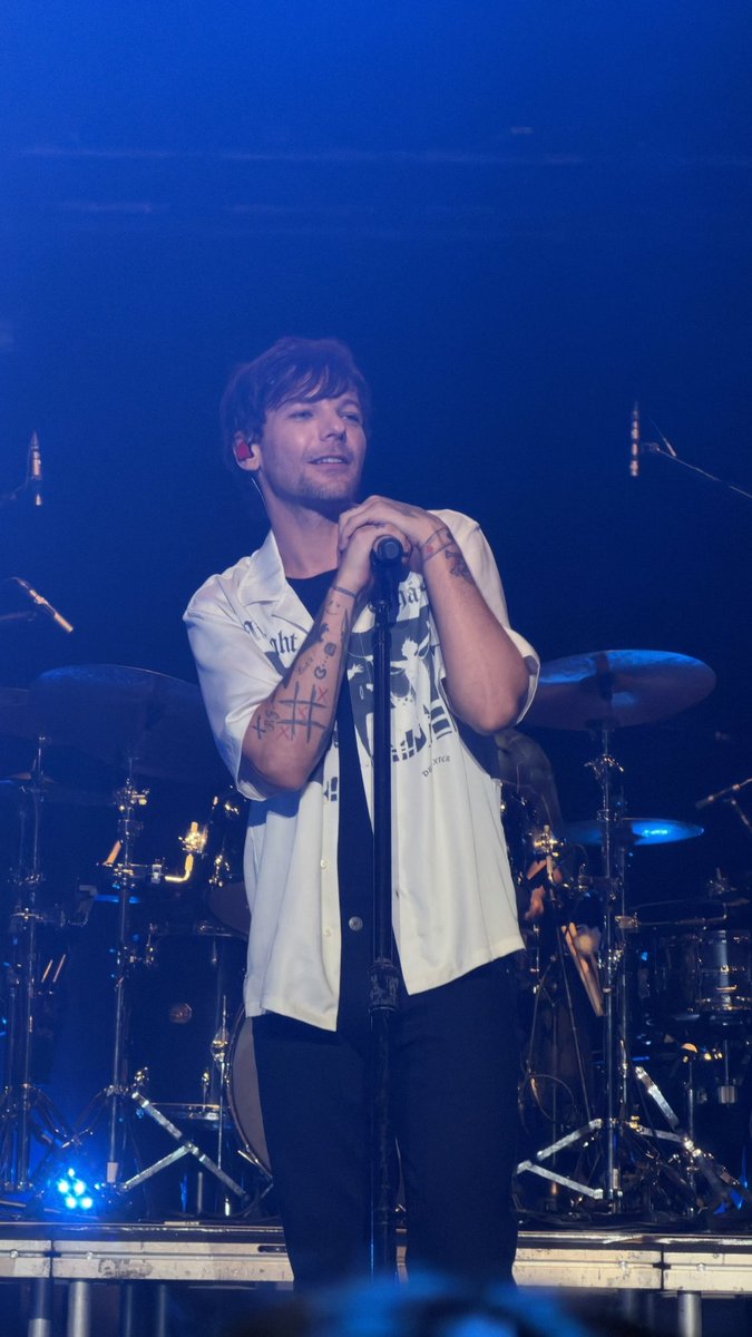 WhyLarryIsReal's tweet photo. he looks so good https://t.co/jxSzUo1Xl3