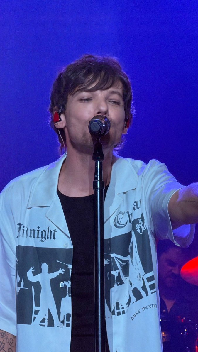 WhyLarryIsReal's tweet photo. he looks so good https://t.co/jxSzUo1Xl3