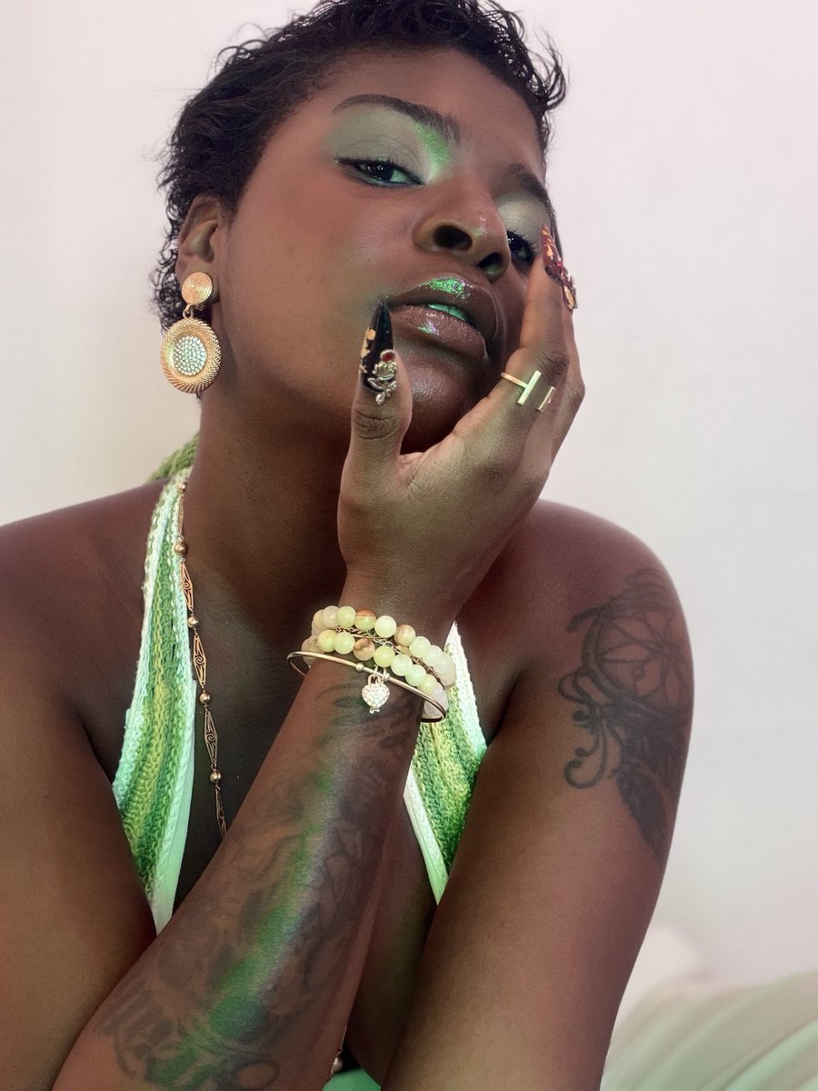 RoyalNefi's tweet photo. It’s Venus Day, and I’m feeling expensive. 💋

I want soft lips, sweet tea, pretty things, and absolutely no financial responsibilities.

Which wallet is volunteering to spoil me today? ♀️ https://t.co/98JmklO8aq