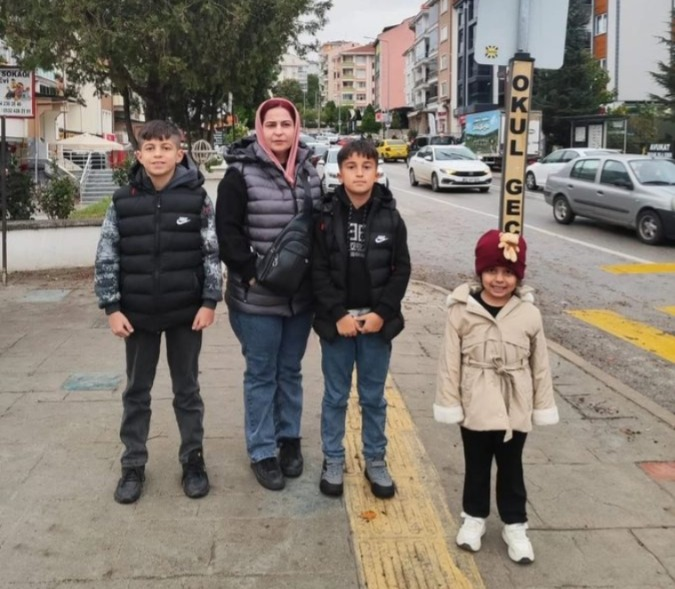 nisenlalih's tweet photo. Meriç Nehri can almaya devam ediyor. 12 yaşındaki Hestiyar, 9 yaşındaki Heryad ve 5 yaşındaki Mela artık yok.  Diktatör rejimlerin kahrolası diktatörleri kökten yok olmadığı sürece daha çok canlar yok olacak. https://t.co/Xftv7RoOYm