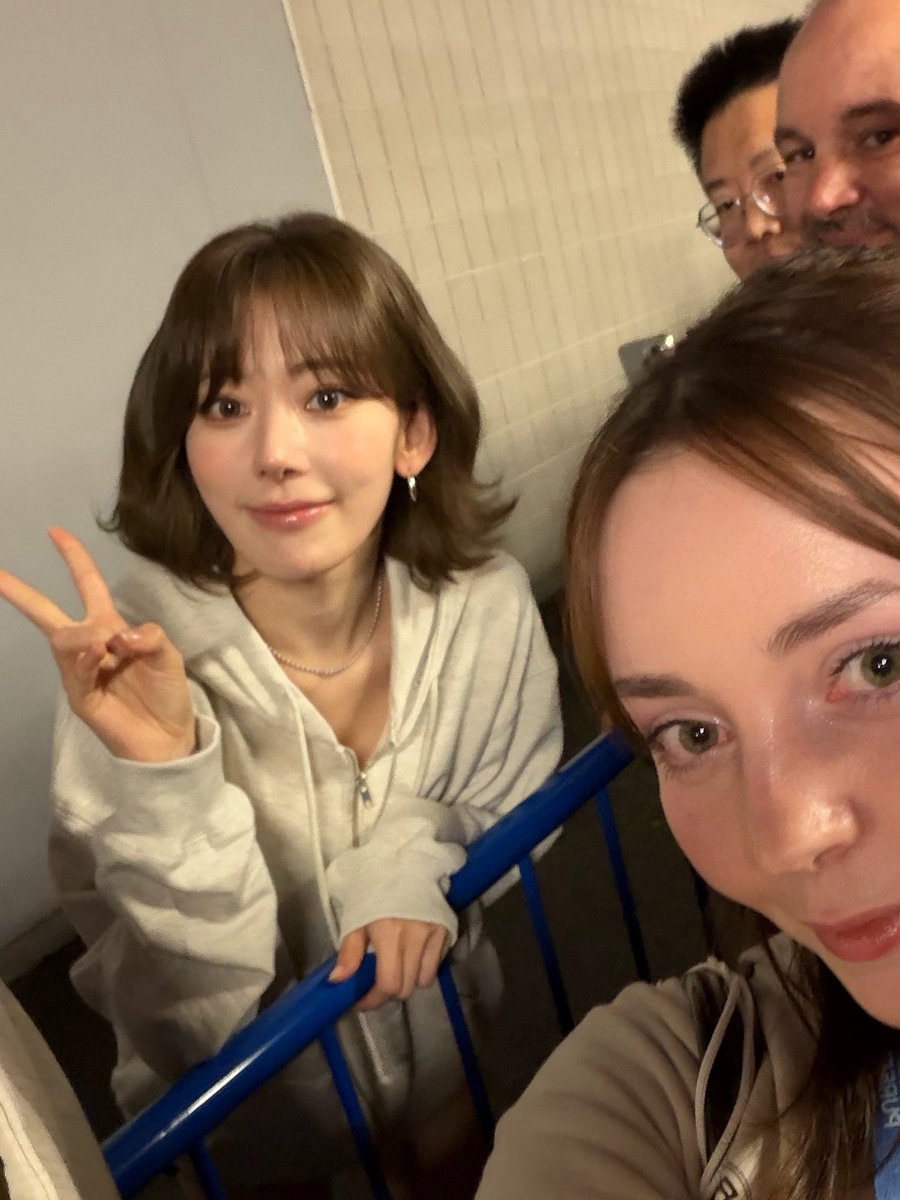 picsofsakura's tweet photo. the day picsofsakura met miyawaki sakura https://t.co/pPvF4B1uhY