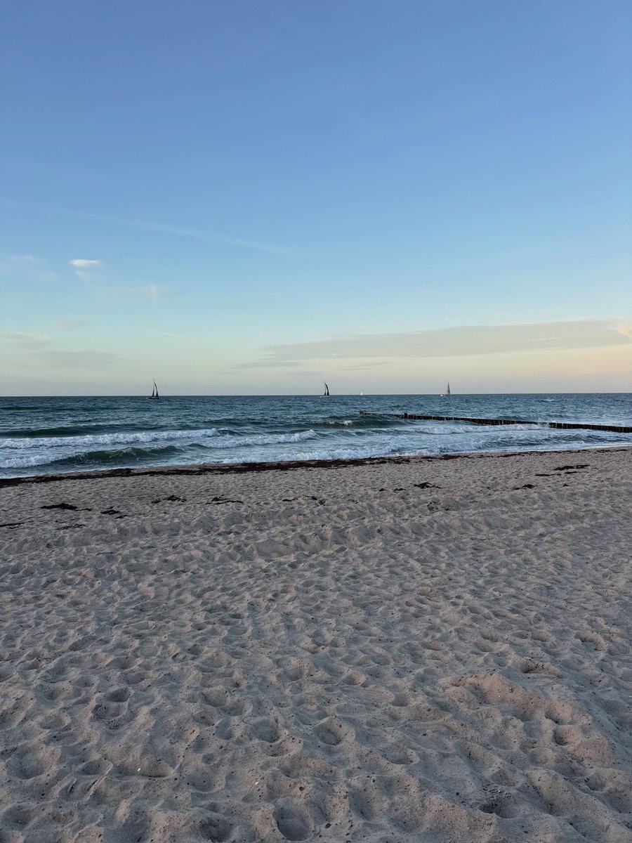 Daniela71495643's tweet photo. The sound of the sea🌊 https://t.co/iwPUQCzlze
