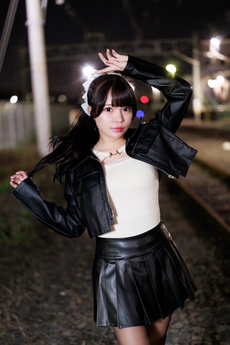 shiraishihiori's tweet photo. 【拡散希望】

SNS審査①

「2026AWに使い倒したい私の“軸”アイテム」
それはレザーのミニスカートです🖤

組み合わせ次第で甘くもクールにも仕上げることができて、1つあれば色々な表現ができます✧︎*。

この日は夜に合うクールな感じに仕上げたくて、上下レザーで揃えてみました✨️

今年の秋冬はその日の気分やシチュエーションに合わせて、可愛くもかっこよくもなれるレザーアイテムを使い倒します🐰💕

#jgirl　#jjad2027　#SNS審査