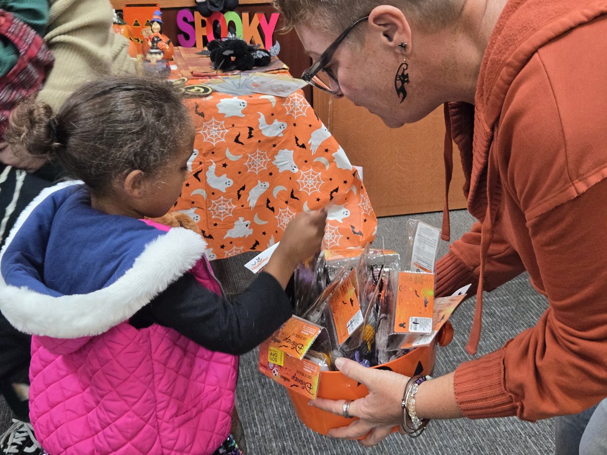 PittPD's tweet photo. Our Family Response Advocates hosted a Free Halloween Costume Giveaway this afternoon, and we had a wonderful turnout!

THANK YOU to DCF Wichita, Spooky Jakes, a family member from Arkansas, Walmart, and all of our generous local community members who donated! https://t.co/0PaWlbqyp3