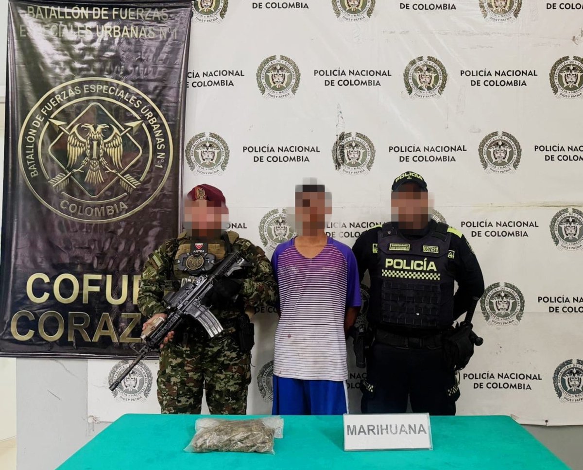 Ejercito_Div1's tweet photo. Mediante operaciones de estabilidad en el barrio 7 de Abril de la ciudad de Barranquilla, #Atlántico, tropas del Batallón de Policía Militar N.° 2 lograron la captura en flagrancia de un sujeto con 280 gramos de marihuana, el cual fue puesto a disposición de la @FiscaliaCol para su debido proceso de judicialización.

​La #SegundaBrigada del @COL_EJERCITO reafirma y continúa trabajando de manera articulada con las diferentes autoridades locales para contrarrestar la delincuencia y fortalecer ambientes más seguros.

​#ContraLaAmenaza