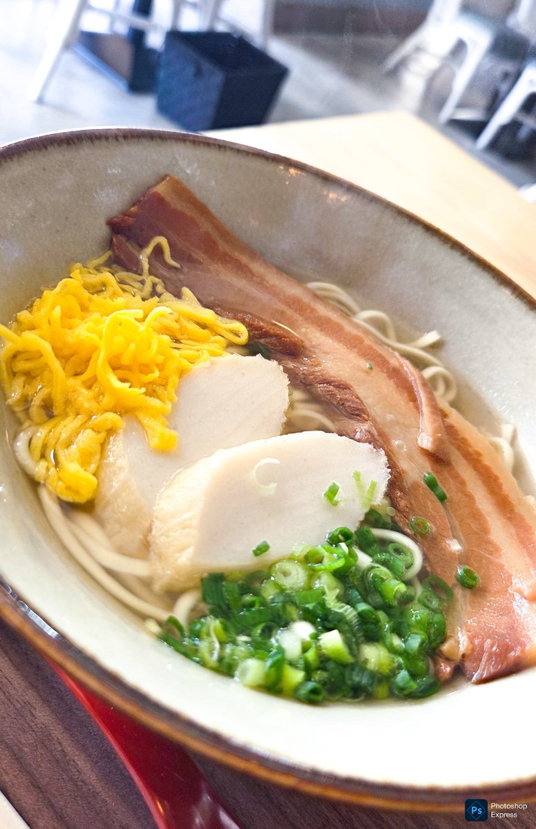 AsaichiroKanna's tweet photo. 沖縄そば 898 : 三枚肉そば 1180円

細めの麺と、鰹が効いたスープがいい感じ。柔らかくて大きな三枚肉は甘めの味付けで良き。
美味しかった、ごちそうさま！ https://t.co/vO1Rd2eu9i