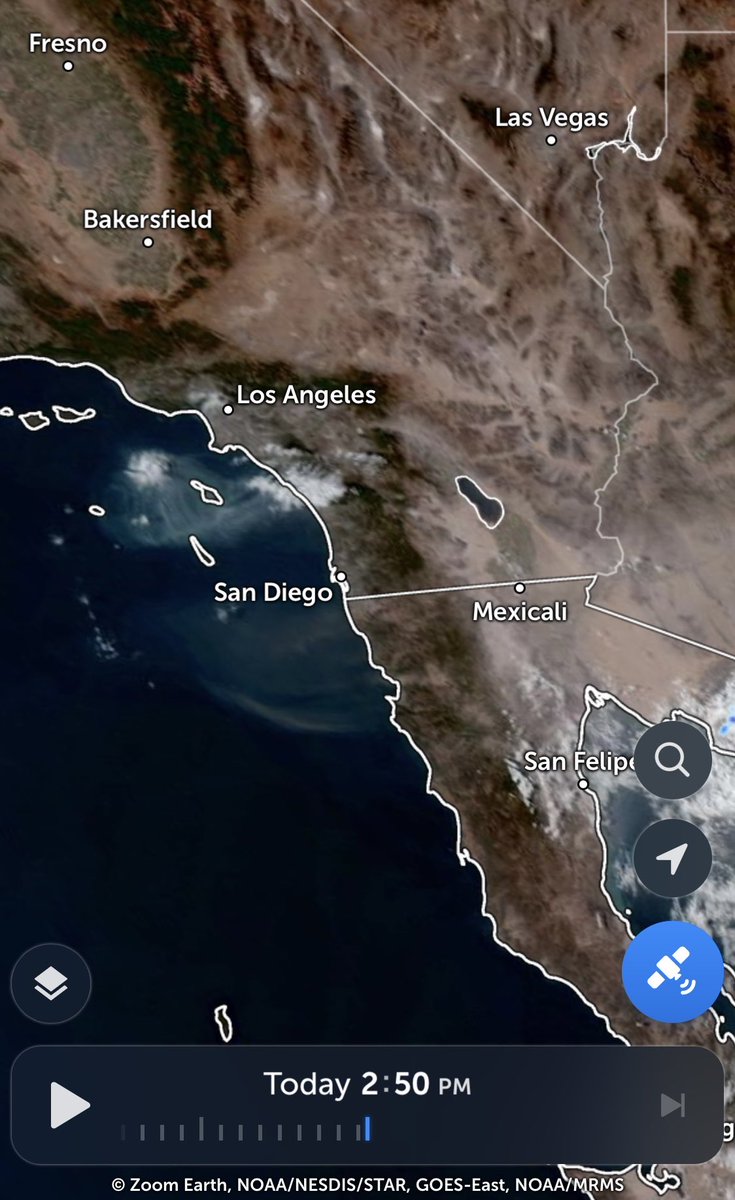 druszczm's tweet photo. @NWSTucson @NWSPhoenix @NWSLosAngeles 
If you scroll out further, you can see the dust blowing offshore from LA to Ensenada! 💨 https://t.co/bDmJ9lvZ3j