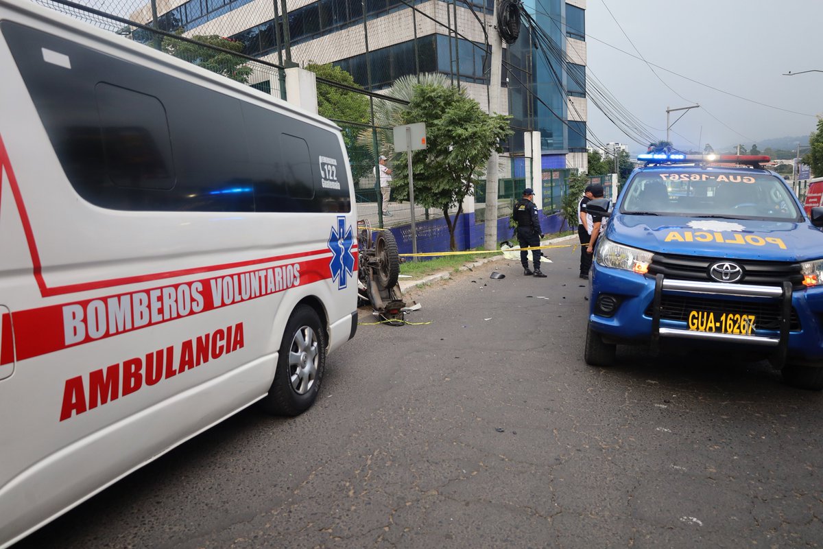 BVoluntariosGT's tweet photo. ACCIDENTE EN ZONA 04 DE MIXCO. 

Un accidente en motocicleta, sucedió sobre el bulevar El Naranjo y 7ma calle, frente a un reconocido colegio, en la zona 04 de Mixco.

Elementos de Bomberos Voluntarios de la 3era Compañía se hicieron presentes y brindaron atención pre-hospitalaria a un hombre quien presentaba politraumatismo y fue trasladado hacía el hospital general SJDD.

Otra persona de sexo masculino que también iba a bordo de la motocicleta, quedó fallecido en el lugar.

Se informó a las autoridades correspondientes sobre este accidente para los trámites de ley.
