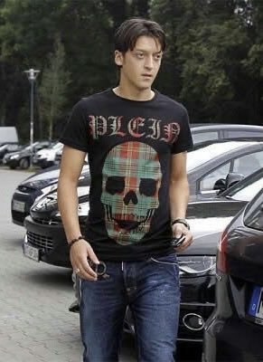 messychainsaw's tweet photo. ozil highkey had that shit on https://t.co/EclK97av29