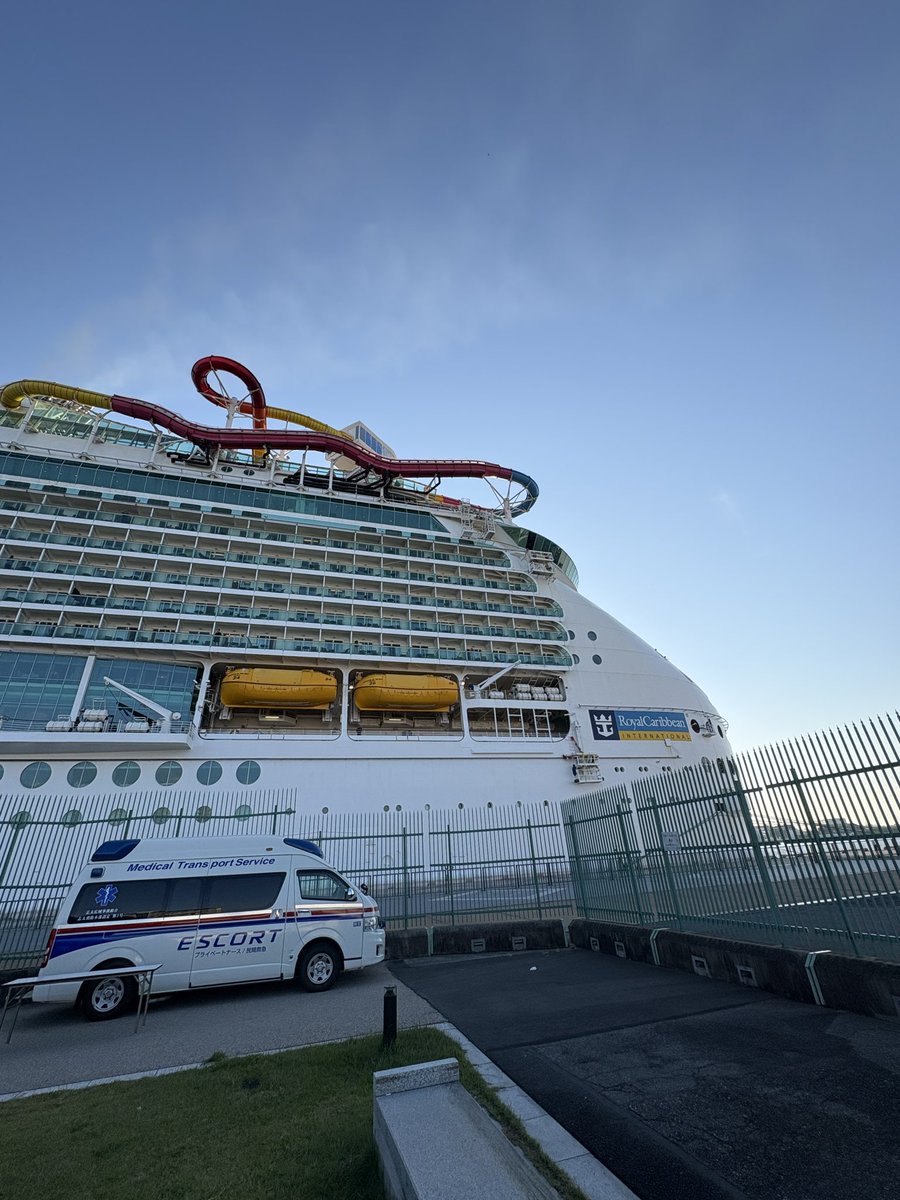 mitasanta328's tweet photo. おはようございます☀本日清水港に、クルーズ船🛳️ナビゲーター・オブ・ザ・シーズが、入港しました。18:00出航予定です。
クルーズ船🛳️には、富士山🗻が合いますね👍 https://t.co/m0KgXq3hfq