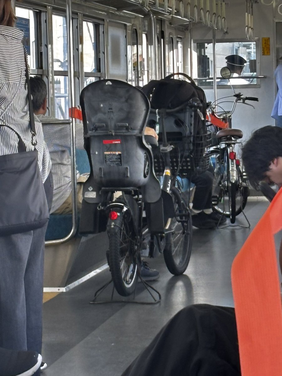 cawasanpo's tweet photo. そういえばこの前
西武多摩川線に乗ったら
ママチャリで電車乗ってる人がいてびっくりした。
ああいうの（サイクルトレイン）はMTBみたいな人が使うと思い込んでた。
考えてみたら生活用としてアリアリのアリだよね。
家から徒歩15分、電車乗って職場までまた徒歩10分とかだったら両方チャリ乗りたい https://t.co/iLafahN7NJ