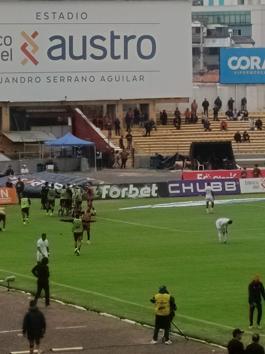 directfutbolec's tweet photo. #Dcuenca ⚫🔴 consiguió su victoria número 11 en esta #LigaPro (6 local y 5 visitante)
Marcó su tercer gol agónico (después del minuto 90)
📷 : @ViviSanchezBoni #Directfutbol https://t.co/XiO1kFoasN