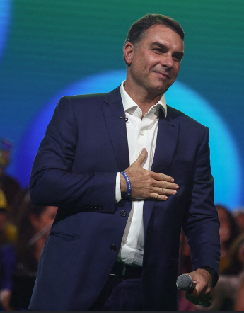 Alexmorettibr's tweet photo. Flávio comunicou a Rede Globo que não haverá revanchismo, boicote ou perseguição a nenhuma empresa de comunicação ou jornalista no Brasil. 

Ele será o presidente da pacificação. https://t.co/gNKhfyeapN