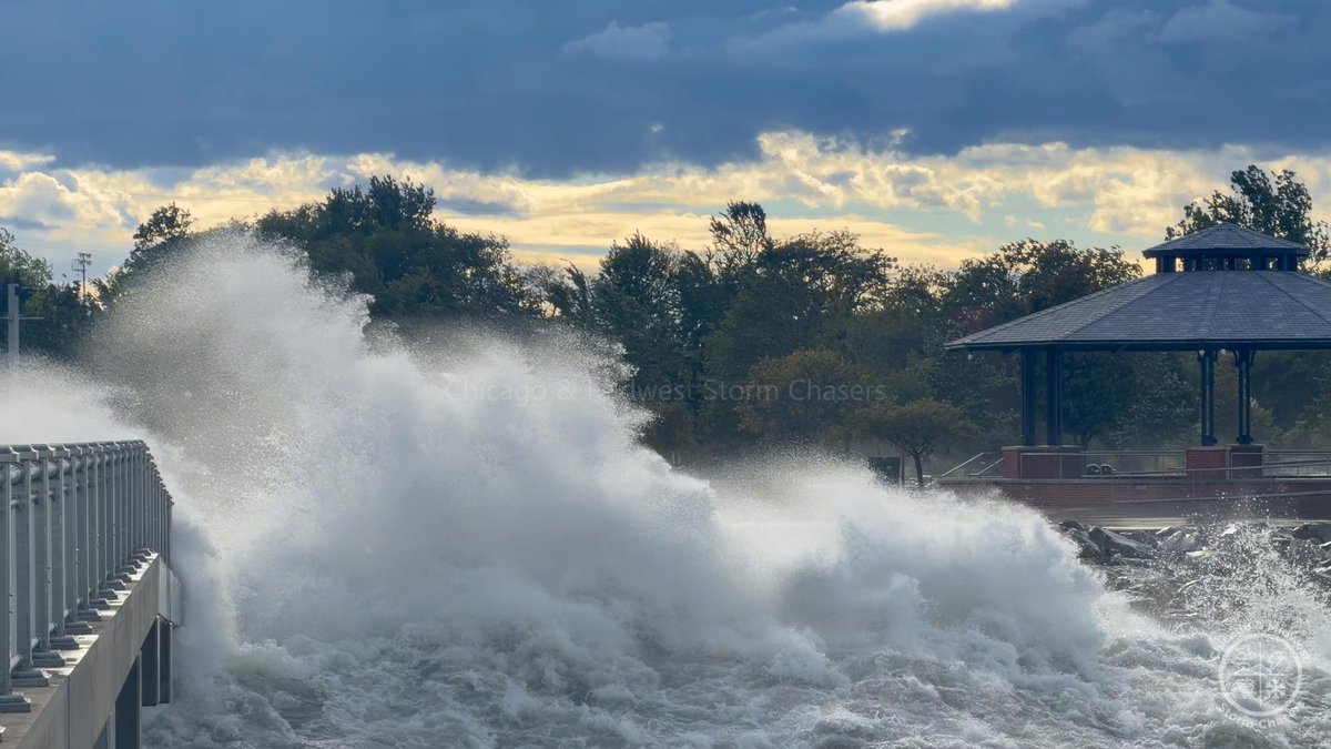 ChicagoMWeather's tweet photo. 🚨🌊 HIGHLIGHTS: MONSTER 20+ FOOT WAVES SLAM WHIHALA BEACH, WHITING, IN!

Massive waves are violently crashing along Lake Michigan, causing lakeshore flooding at Whihala Beach! Incredible wave action! 🌊💨

🎥 Chicago & Midwest Storm Chasers
📩 Licensing: Curtislergner@gmail.com
#LakeMichigan #WhitingIN #MassiveWaves #LakeshoreFlooding